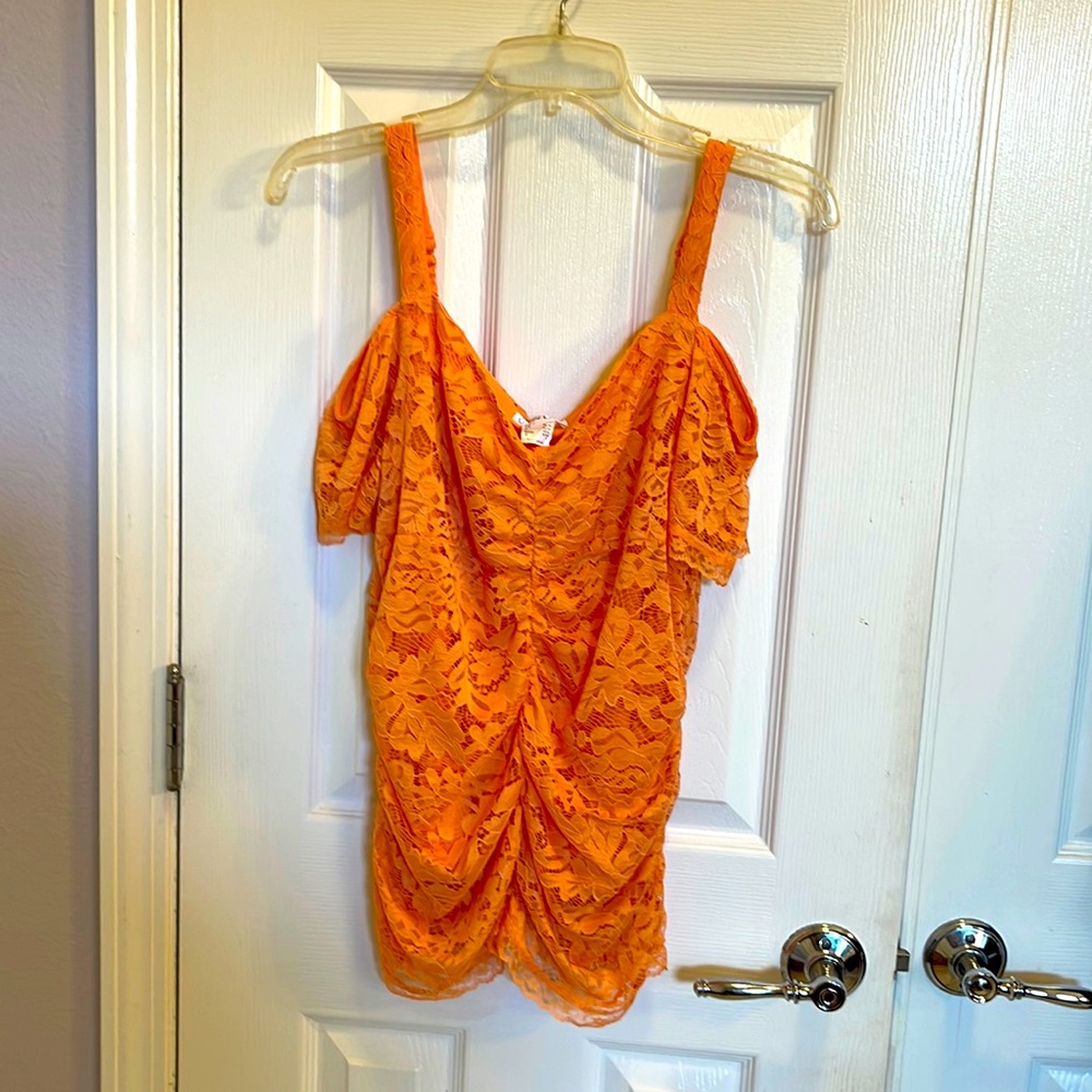 Lacy off-shoulder top. Peach - Size L